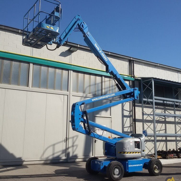 Articulating boom lift